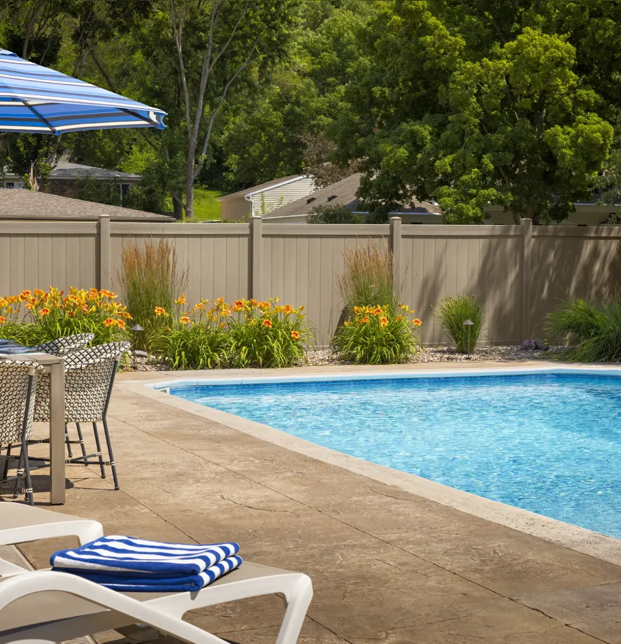 sacramento ca vinyl privacy fence poolside project